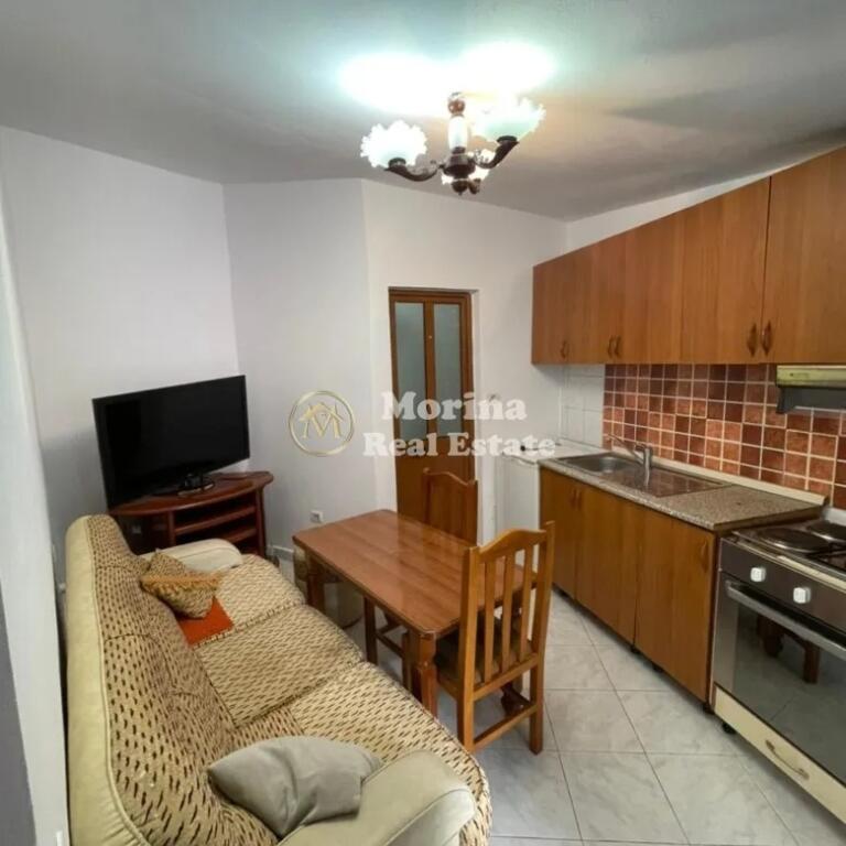 Hyrje 1+1, te Komuna e Parisit,  300 euro/muaj