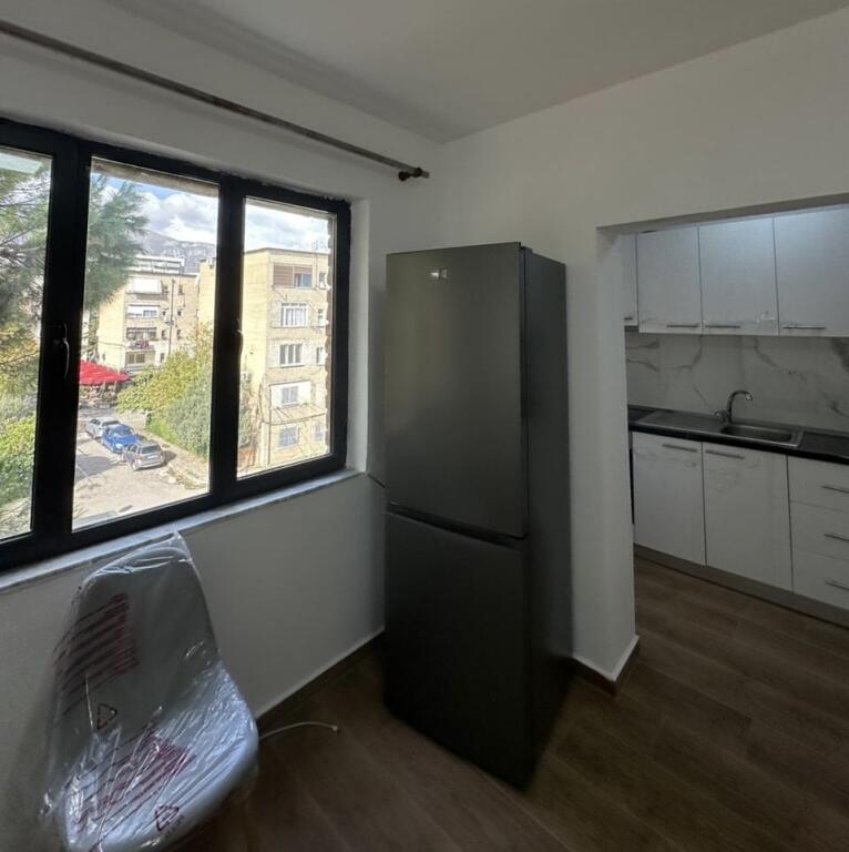 Jepet me qera apartament 1+1 te Shkolla e Bashkuar