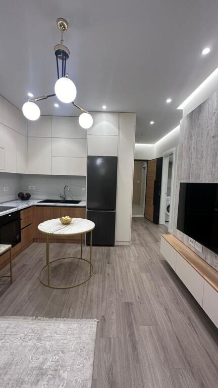 🏢 Ish Stacioni i Trenit,pas Mullirit te Vjeter jepet me qera apartament 1+1,i mobiluar.620 Euro