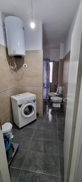 Jepet me qera Apartament 1+1  Adresa : Fresk  E mobiluar Kati 2  Cmimi 40,000 lek lirohet ne daten 5