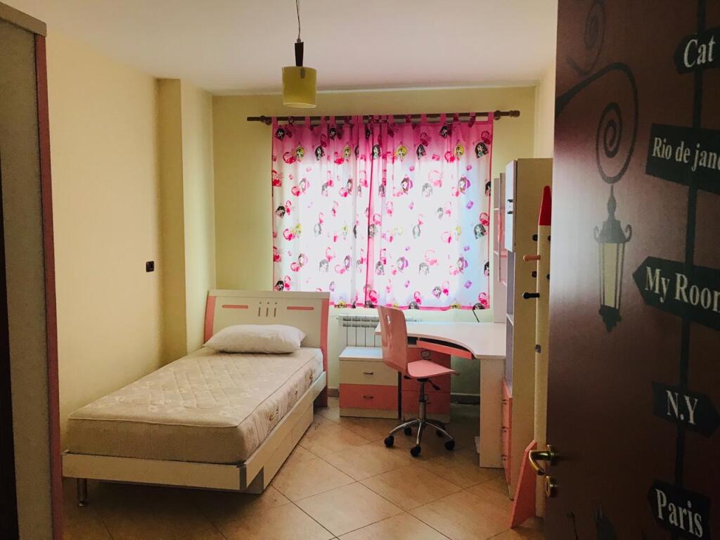 For rent apartment 3+1+3 at Komuna e Parisit