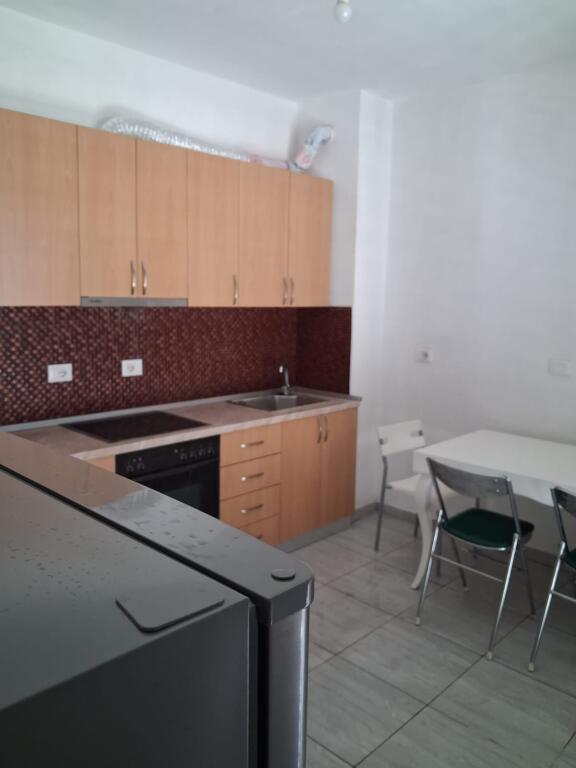 🏠Ne zonen e Alliasit,Rr.Zef Bumci jepet me qera kati i II-te i nje vile,2+1+2,i mobiluar.45,000Leke