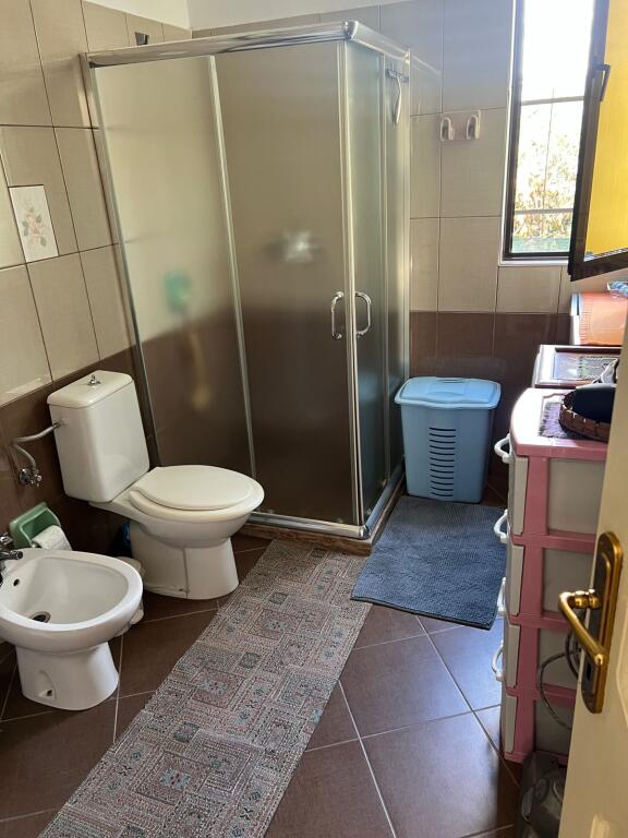 jepet Shtepi private me oborr  1+1 Komuna Parisit