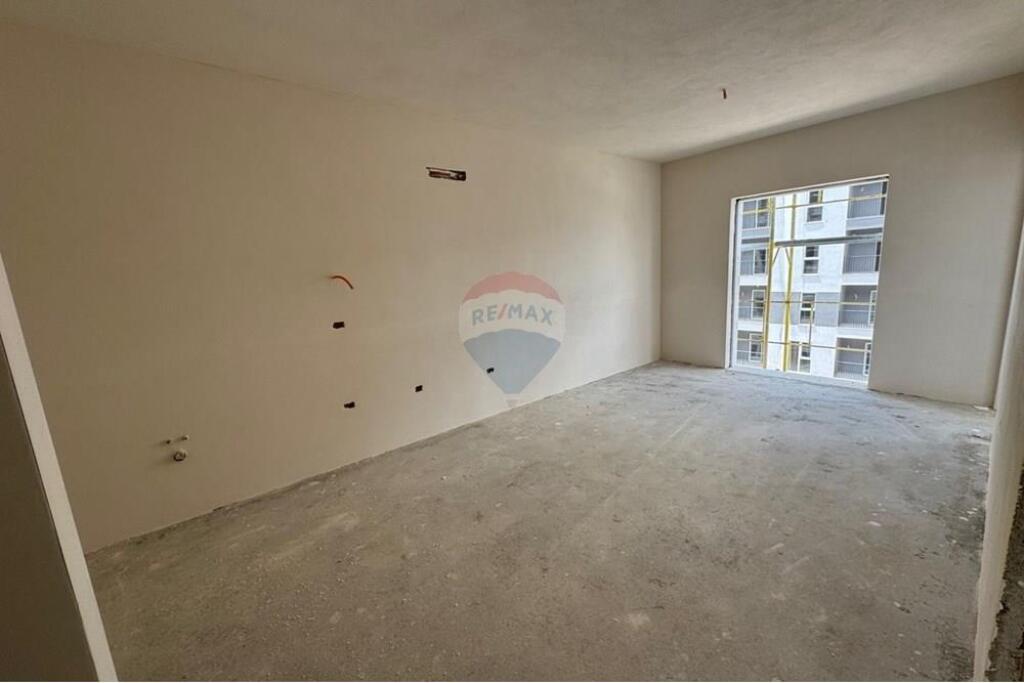 Shitet Apartament 1+1 Tek ish Sheshi Shqiponja