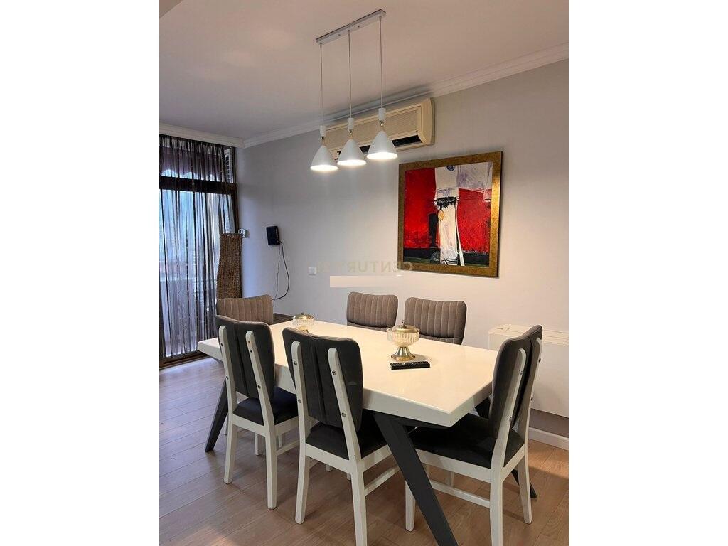 OFROHET APARTAMENT 3+1+2 NË QENDËR, PRANË PIAZZËS