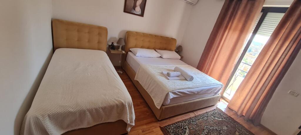 Jepet me qera apartament 1+1, mbrapa Viles Gold. Prona lirohet ne fund te muajit nentor