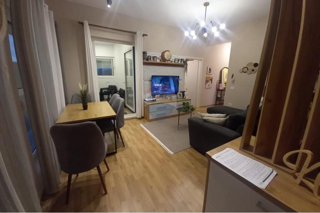 Shitet Apartament 2+1+2 tek Kompleksi Mangalem