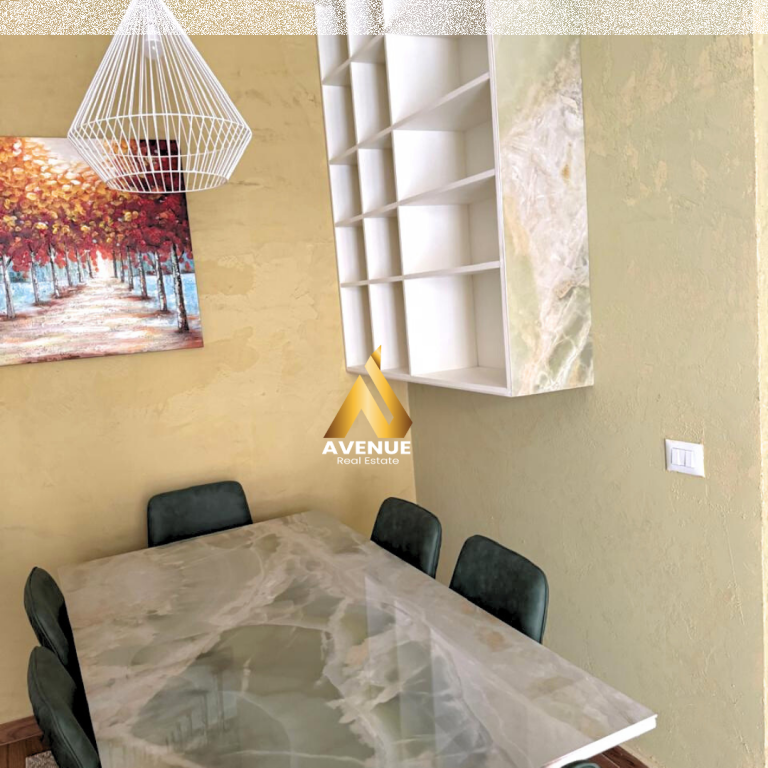 JEPET ME QIRA APARTMENT 2+1+2 + 2 POSTE PARKIMI UNIVERS CITY, TIRANE  Çmimi: 600 Euro/Muaj Adresa: Gryka e Kacanikut  ORGANIZIMI: 1 Sallon + Kuzhine 1 Dhome gjumi 1 Tualet 1 Ballkon  Detaje te tjera: Apartamenti ndodhet ne katin e 3-te te nje kompleksi te ri Hapesira te mire organizuara dhe te bollshme I sapo mobiluar Disponon 2 poste parkimi te perfshira ne cmim Pamje e lire nga parku I lojrave te kompleksit  Per me shume informacione ose nje vizite ne prone na kontaktoni: