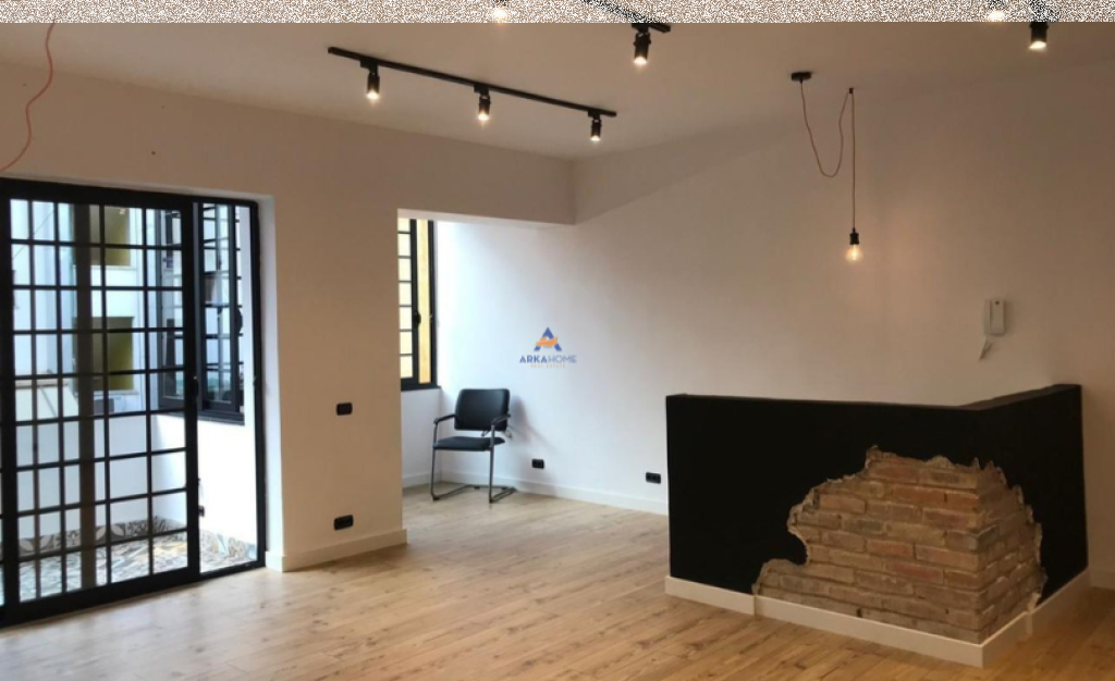 JEPET ZYRE ME QERA 110M2 "RRUGA E DURRËSIT" 1000 EURO.