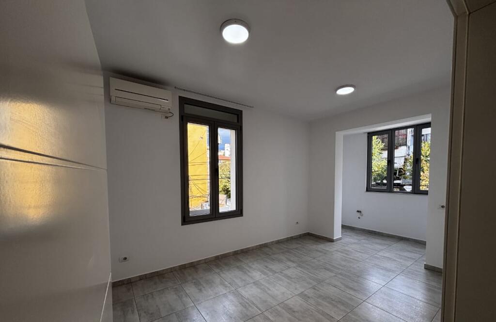 ZYRE ME QERA 75 M2 RRUGA E DIBRES 500 EURO