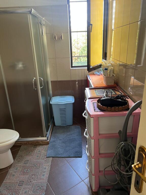 jepet Shtepi private me oborr  1+1 Komuna Parisit