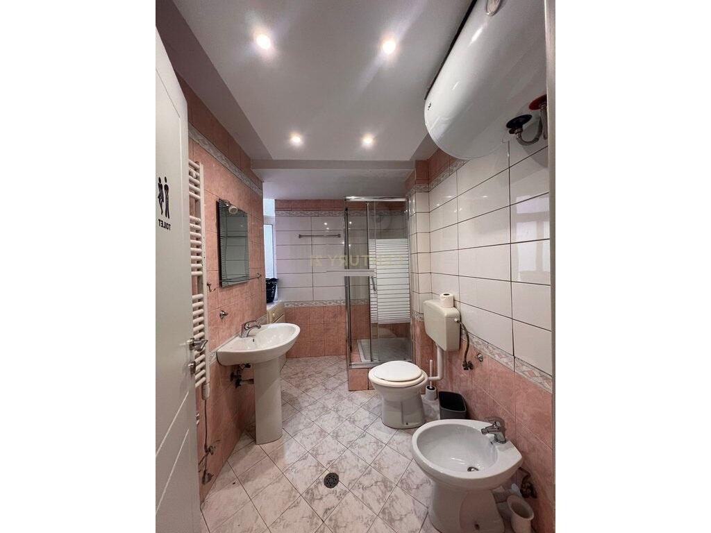 OFROHET APARTAMENT 3+1+2 NË QENDËR, PRANË PIAZZËS