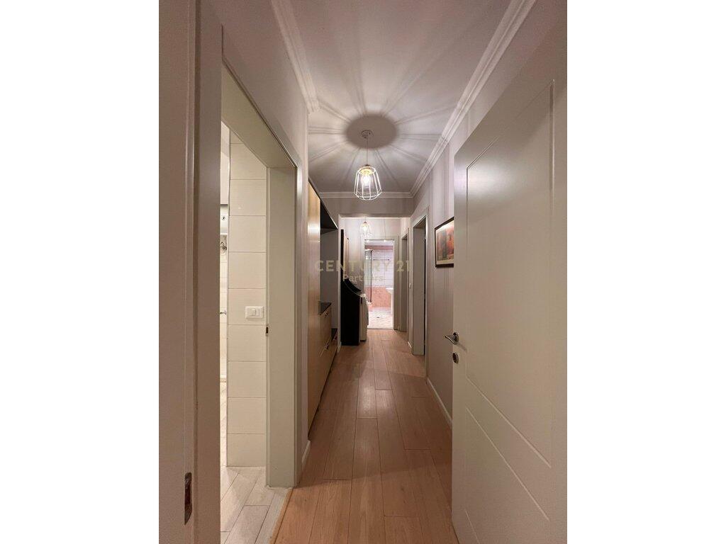 JEPET ME QIRA APARTAMENT 3+1+2 NË QENDËR, PRANË PIAZZËS