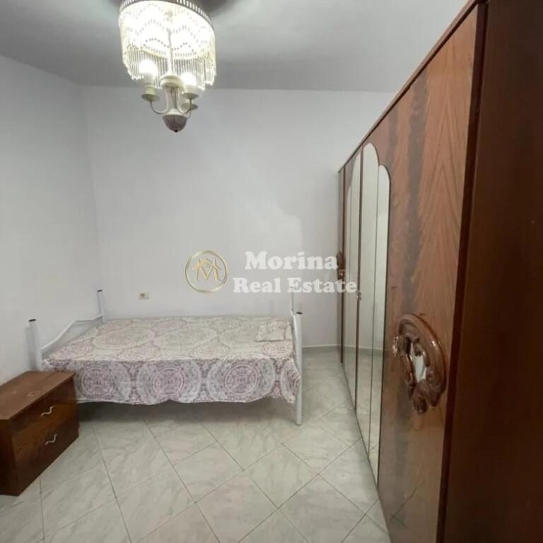 Hyrje 1+1, te Komuna e Parisit,  300 euro/muaj