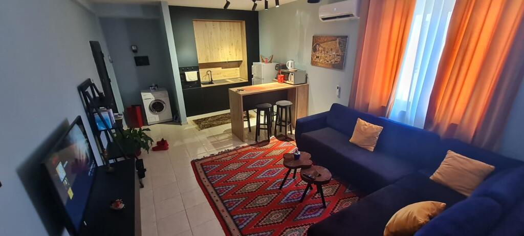 Jepet me qera apartament 1+1, mbrapa Viles Gold. Prona lirohet ne fund te muajit nentor