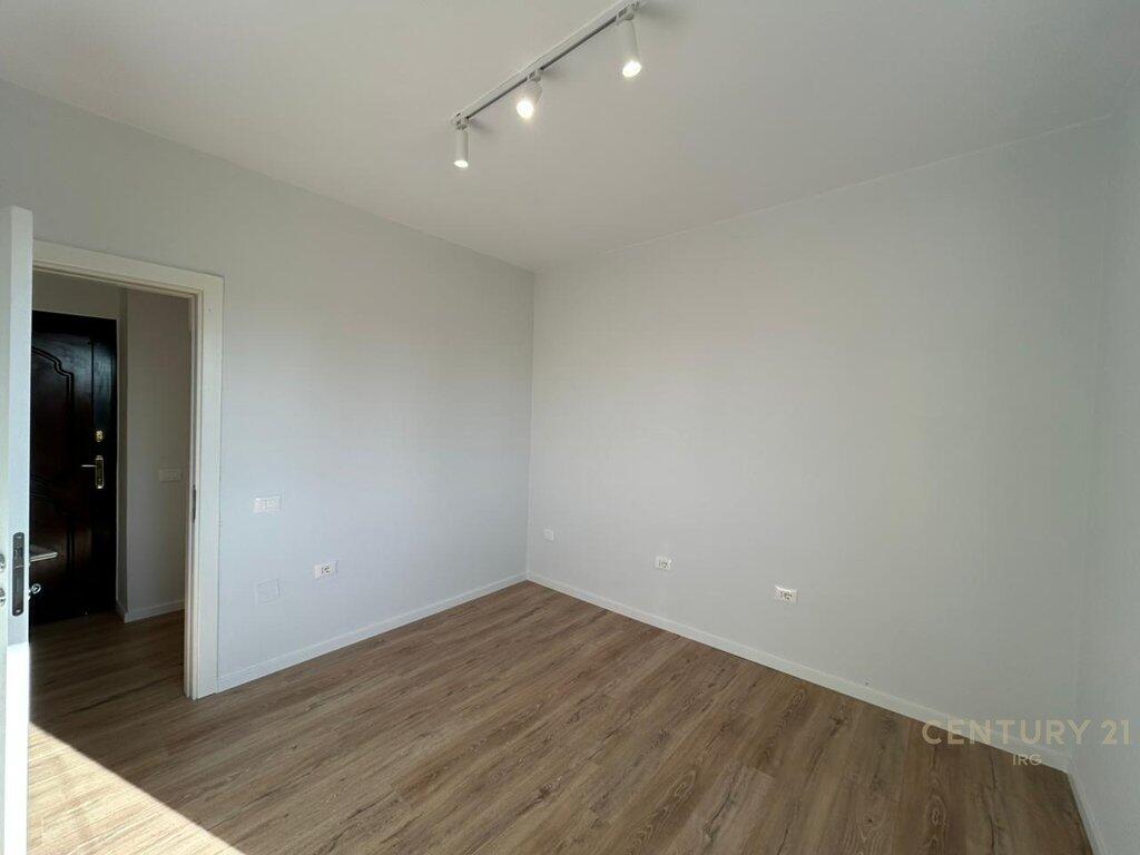 ZYRE ME QERA TE Rr. FORTUZI 900 € /Muaj