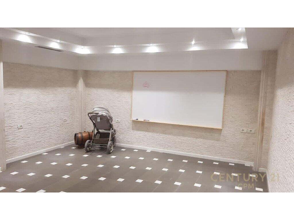 Ambient komercial per shitje te Komuna e Parisit