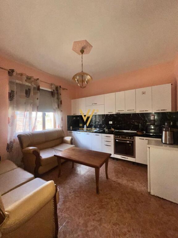 JEPET HYRJE 3+1 ME QERA TE SHALLVARET 1.500 EURO