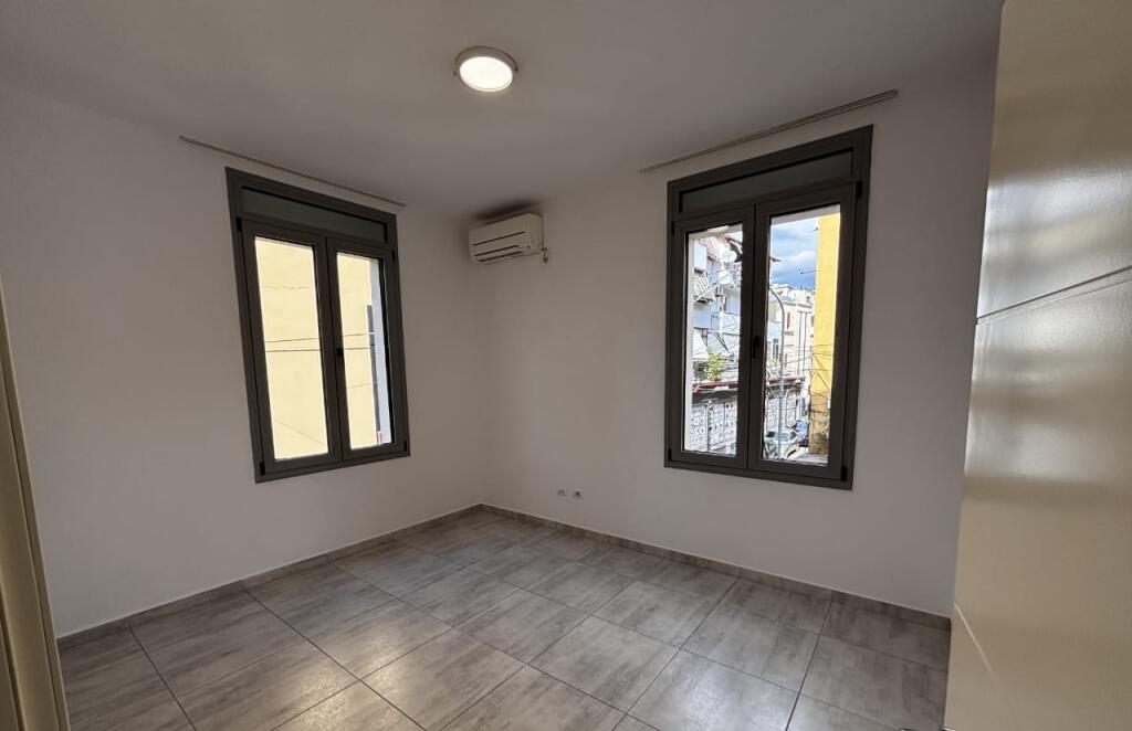 ZYRE ME QERA 75 M2 RRUGA E DIBRES 500 EURO