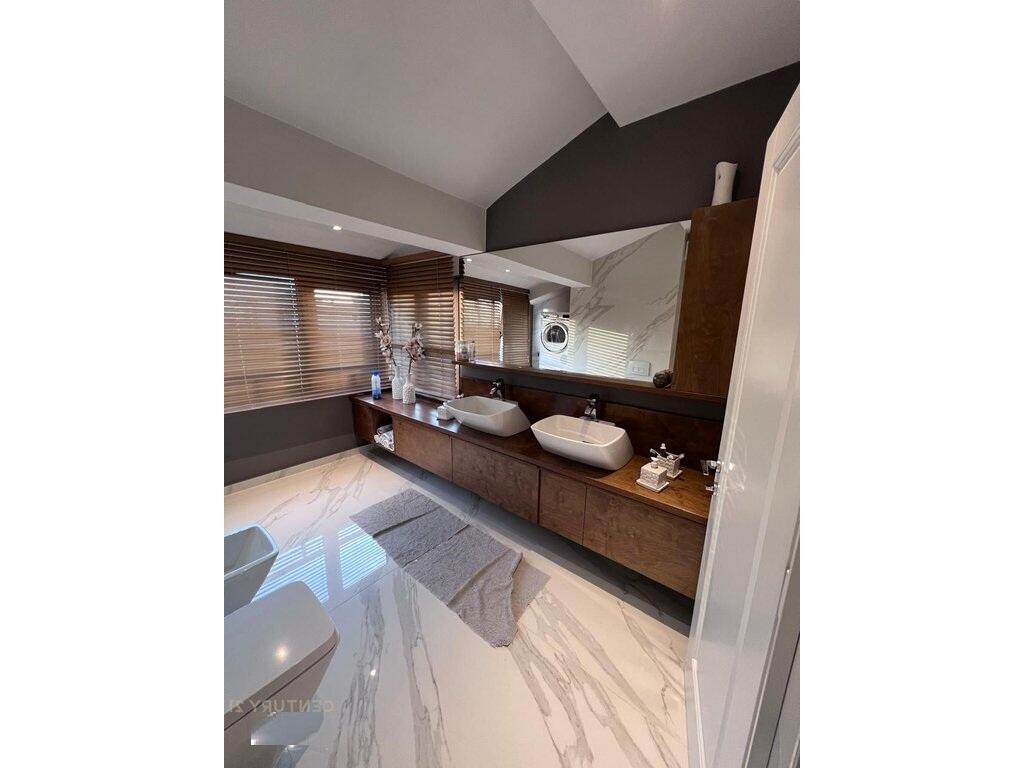 PENTHOUSE ME QERA  NE QENDER PRANE MINISTRISE SE DREJTESISE!