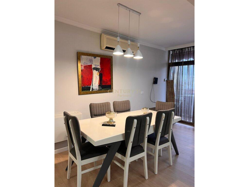 JEPET ME QIRA APARTAMENT 3+1+2 NË QENDËR, PRANË PIAZZËS