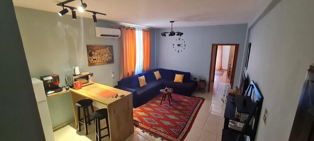 Jepet me qera apartament 1+1, mbrapa Viles Gold. Prona lirohet ne fund te muajit nentor