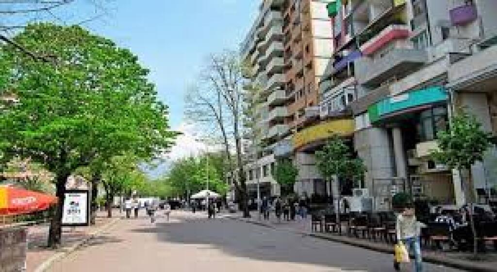 Ambjent per zyra me qira, Rruga Brigada VIII, "Bllok" - 130 m2