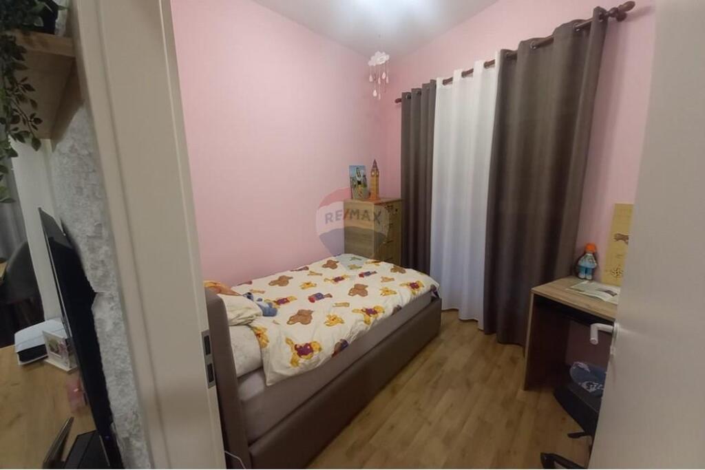 Shitet Apartament 2+1+2 tek Kompleksi Mangalem
