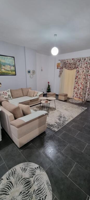 Jepet me qera Apartament 1+1  Adresa : Fresk  E mobiluar Kati 2  Cmimi 40,000 lek lirohet ne daten 5