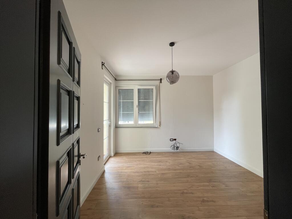 Apartament 2+1+2 dhe 3 ballkone me qira tek Komuna e Parisit