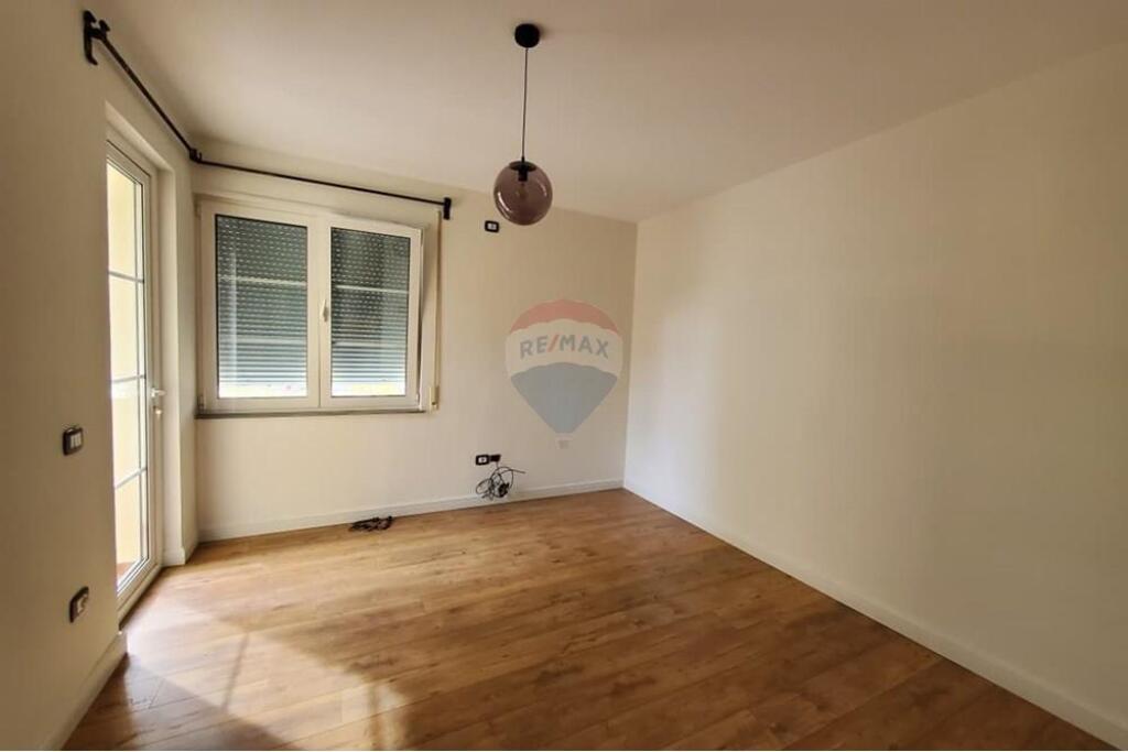 Apartament 2+1+2 me qira tek Komuna e Parisit