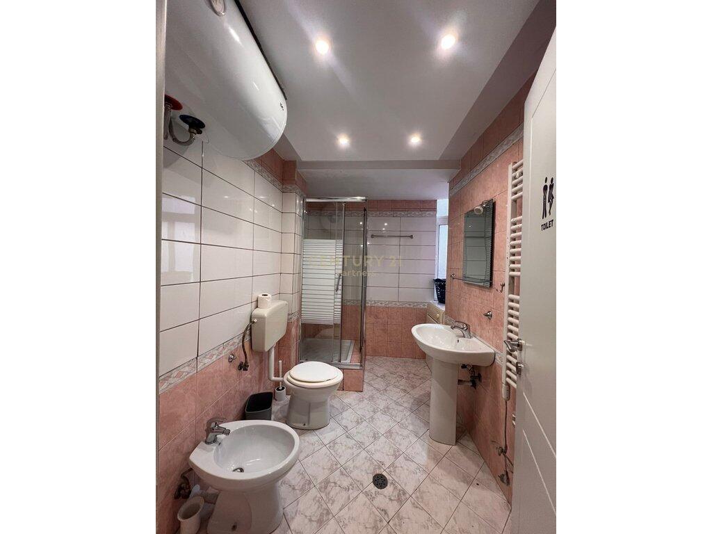 JEPET ME QIRA APARTAMENT 3+1+2 NË QENDËR, PRANË PIAZZËS