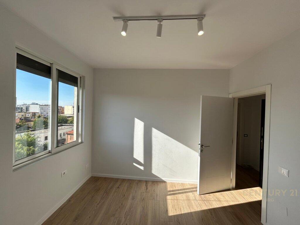 ZYRE ME QERA TE Rr. FORTUZI 900 € /Muaj