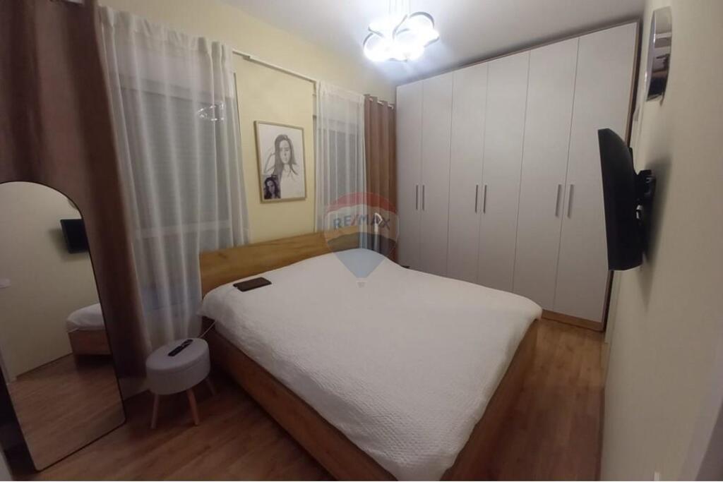 Shitet Apartament 2+1+2 tek Kompleksi Mangalem