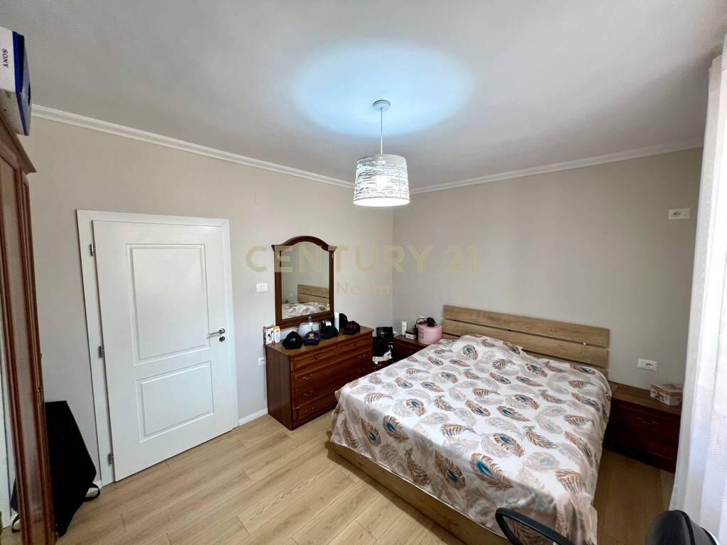 Jepet me Qira Apartament 3+1+2 + Post Parkimi, tek Zona e Xhamllikut