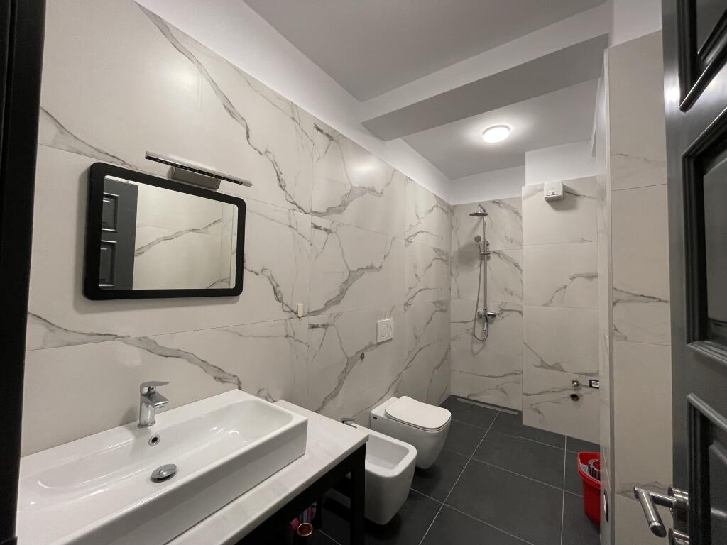 Apartament 2+1+2 dhe 3 ballkone me qira tek Komuna e Parisit
