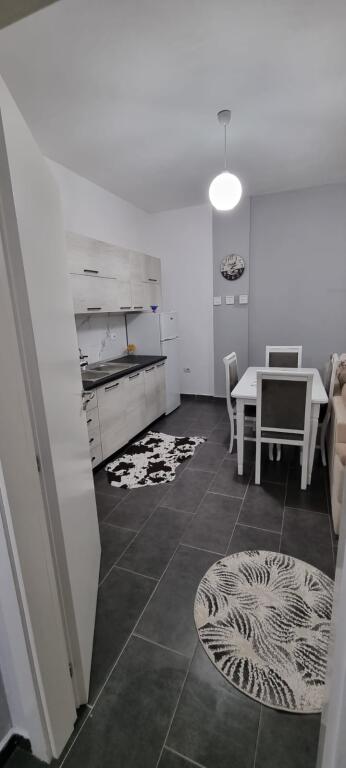 Jepet me qera Apartament 1+1  Adresa : Fresk  E mobiluar Kati 2  Cmimi 40,000 lek lirohet ne daten 5