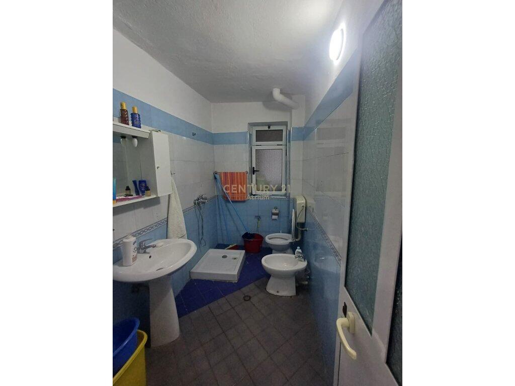 🏡 Shitet apartament 2+1 pranë Shkollës “Niket Dardani”