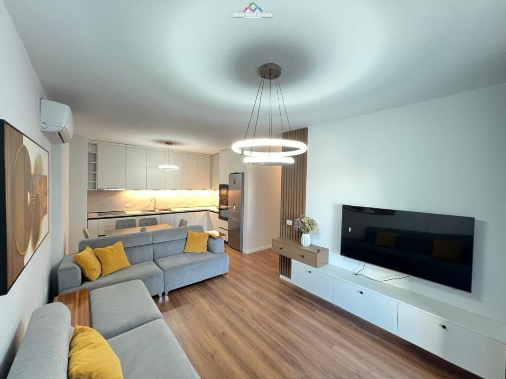 Jepet super apartament 2+1 me qera tek Shkolla Kuqe, i pa banuar me pare