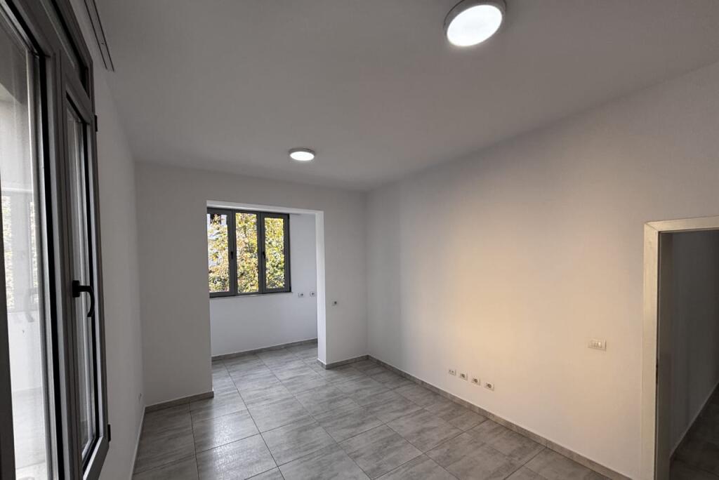 ZYRE ME QERA 75 M2 RRUGA E DIBRES 500 EURO