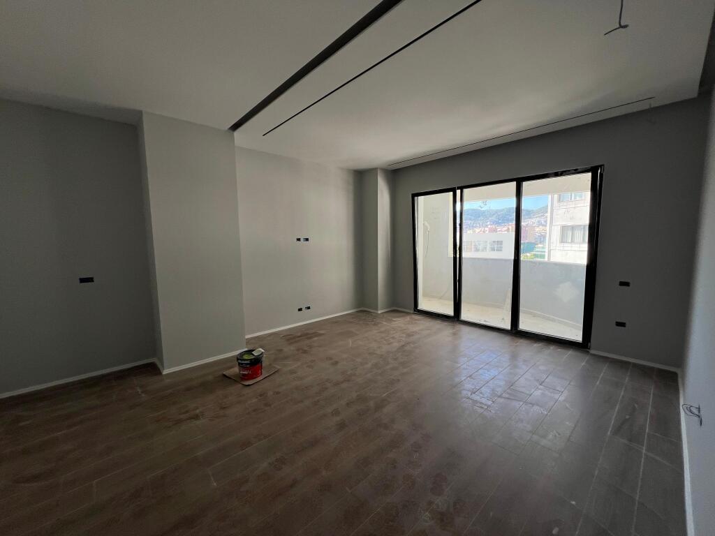 🏢AMBIENT ZYRE + POST PARKIMI ME QIRA - VASIL SHANTO!