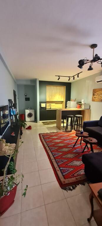 Jepet me qera apartament 1+1, mbrapa Viles Gold. Prona lirohet ne fund te muajit nentor