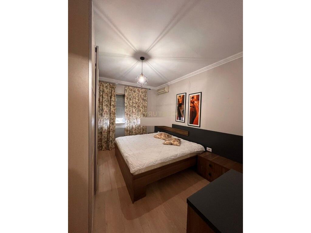 OFROHET APARTAMENT 3+1+2 NË QENDËR, PRANË PIAZZËS