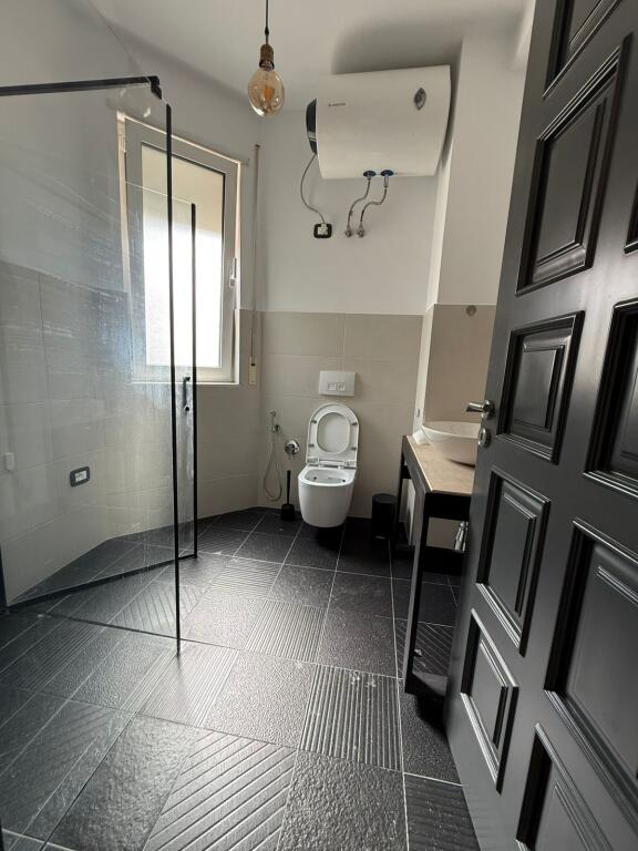 🏢Komuna Parisit prane Eco Market jepet me qera ambient per zyra,2+1+2, pjeserisht i mobiluar  1,000  €uro(Neto)