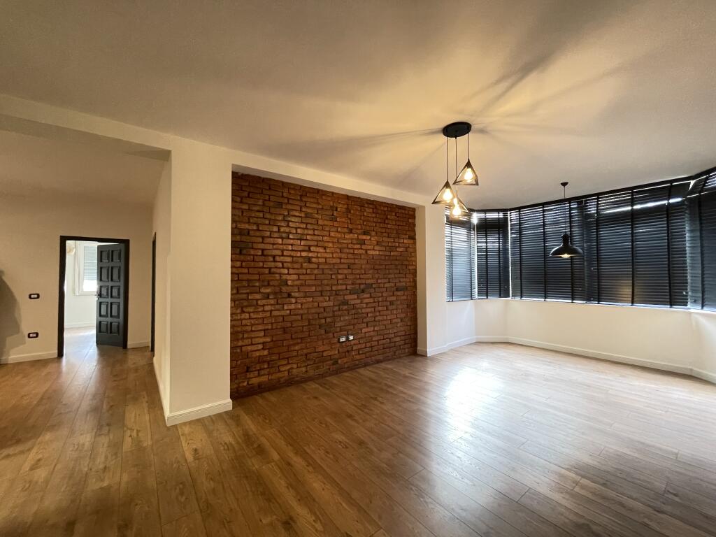 Apartament 2+1+2 dhe 3 ballkone me qira tek Komuna e Parisit