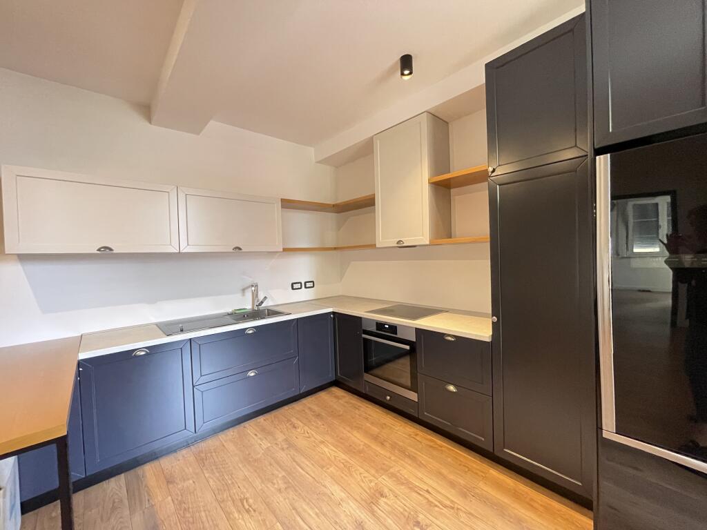 Apartament 2+1+2 dhe 3 ballkone me qira tek Komuna e Parisit