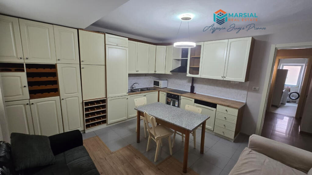 Jepet apartament 3+1 per qira, Brryli, Materniteti i Ri