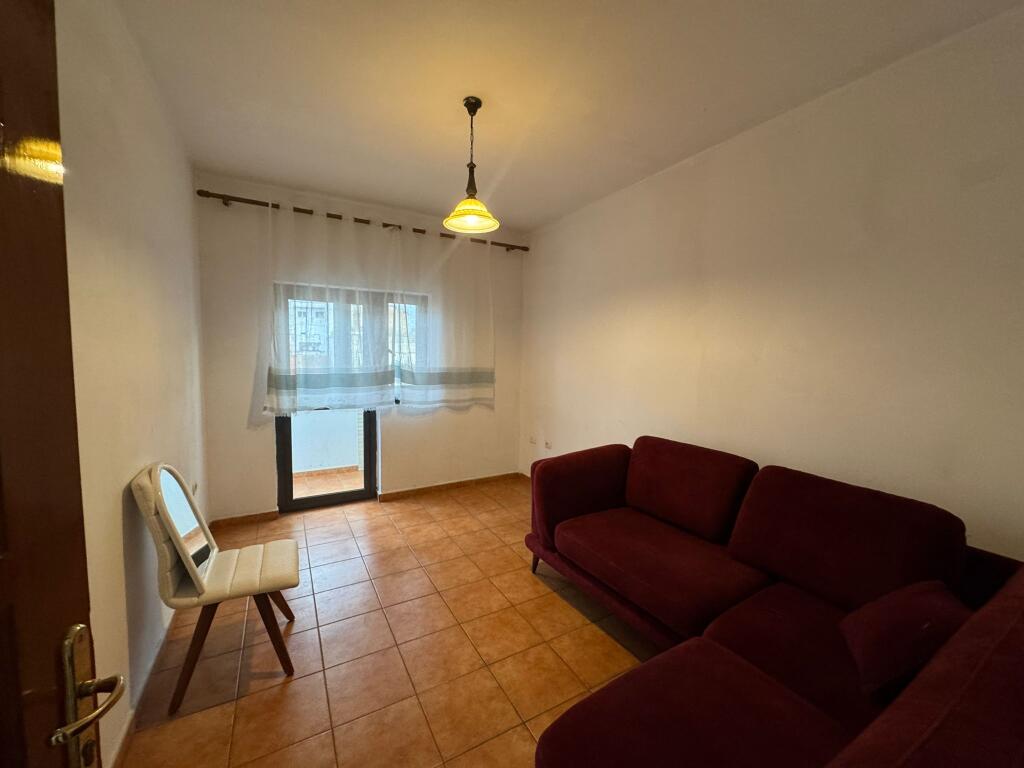 Appartamento in affitto – 4+1+2 bagni, Kinostudio  Affittasi appartamento 4+1, al 4° piano di un palazzo nuovo con ascensore, nella zona di Kinostudios   • Cucina separata  • 3 camere da letto  • 2 bagni  • 2 balconi Prezzo 50000 lek