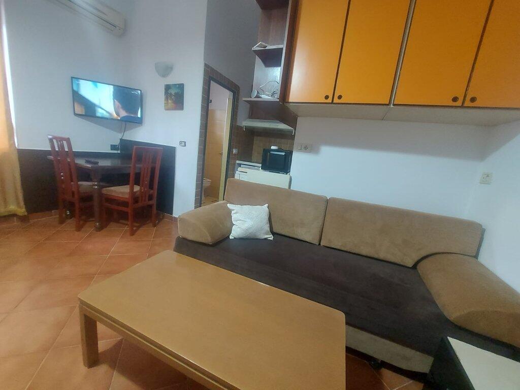 Jepet Garsoniere Me Qira në rrugen Gjon Mili, Frigoriferi, Tiranë -