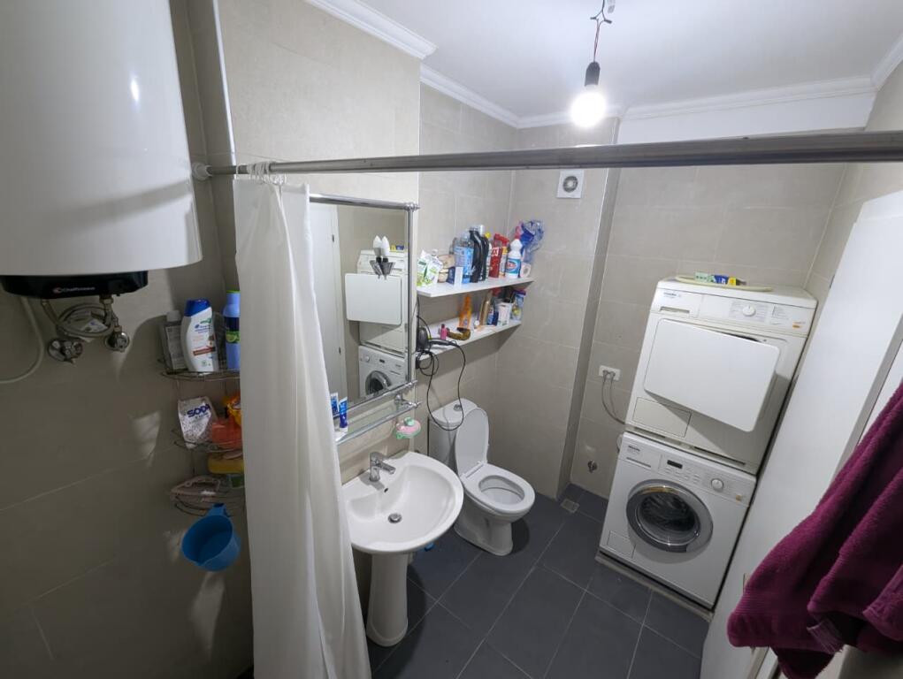 Jepet me qera Apartamenti 1+1, Fresk , Kompleksi i Tom Doshit . 400 euro i diskutueshem